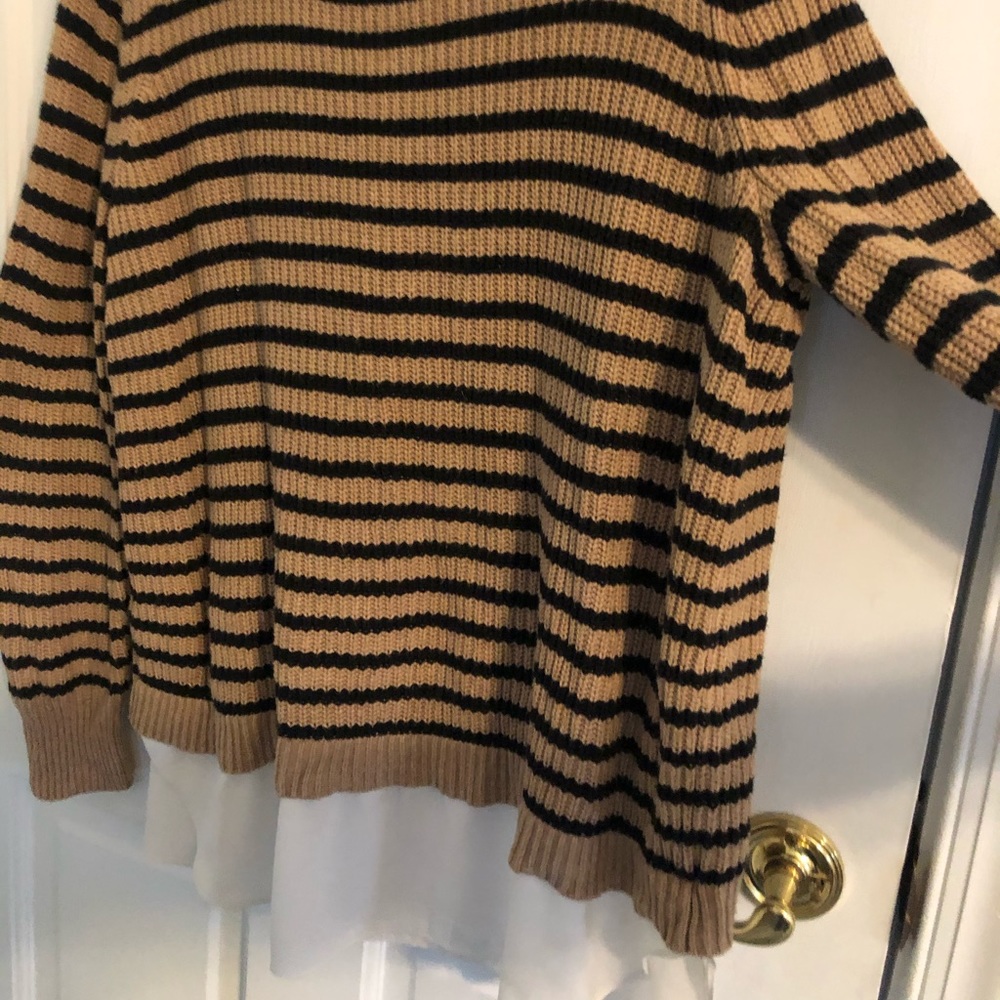 Sweater with blouse hem slit in back